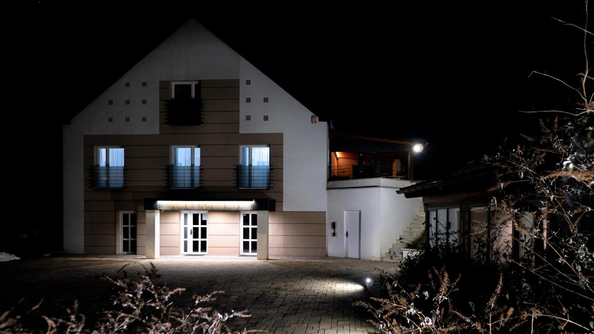 Family Apartman Eplény Exterior photo