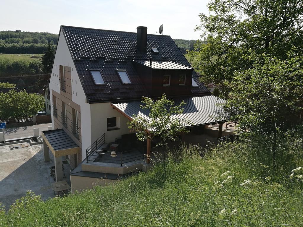 Family Apartman Eplény Exterior photo
